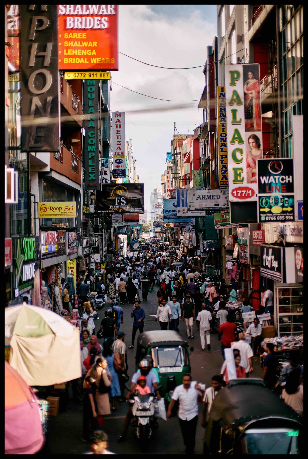 Colombo – belebte Einkaufsstraße mit Menschenmenge