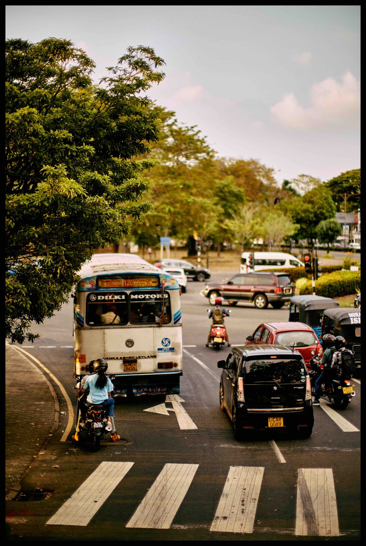 Colombo – Straßenkreuzung mit Bus und Zebrastreifen