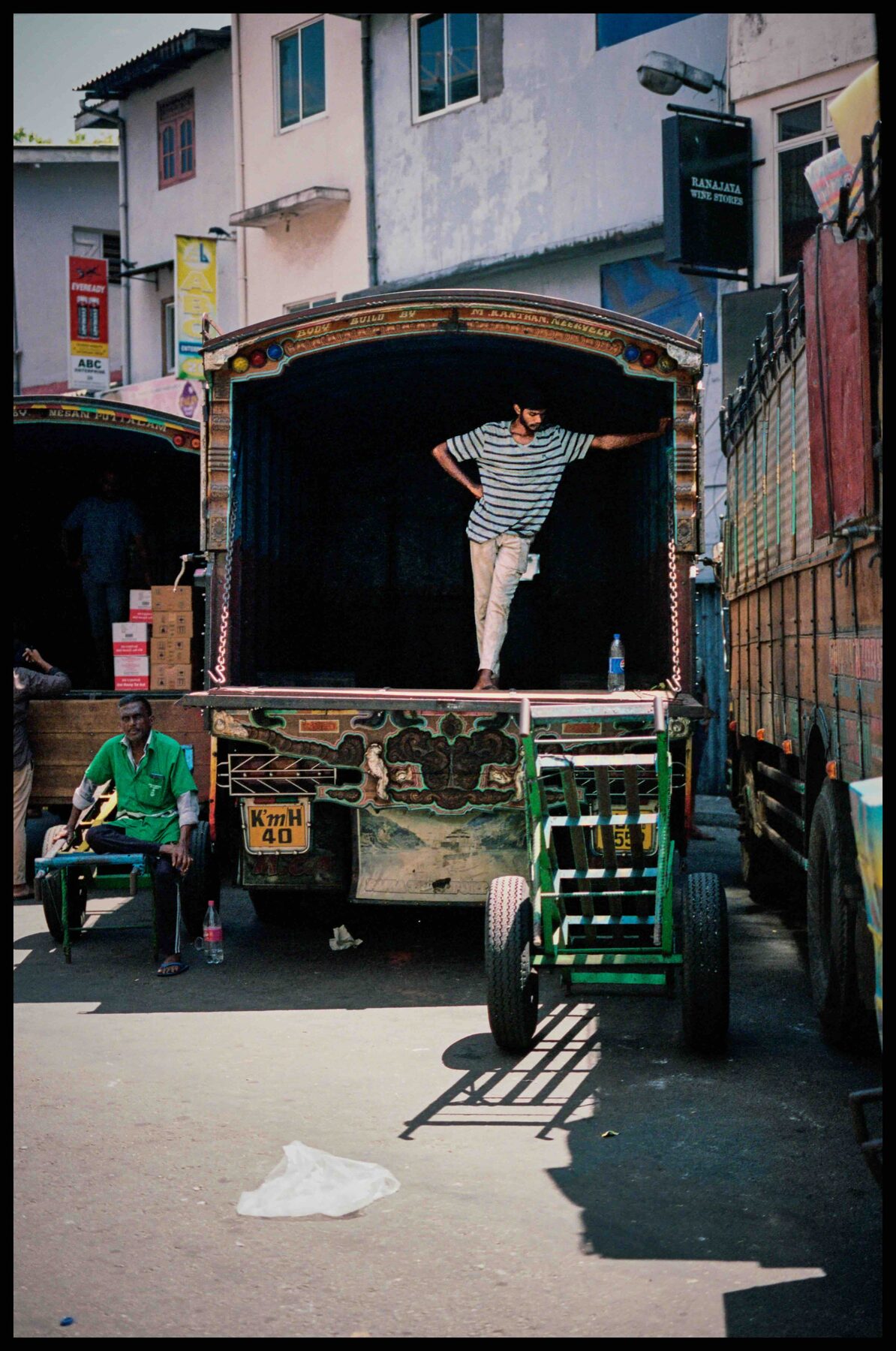 Colombo – Mann auf der Ladefläche eines bunten Lastwagens