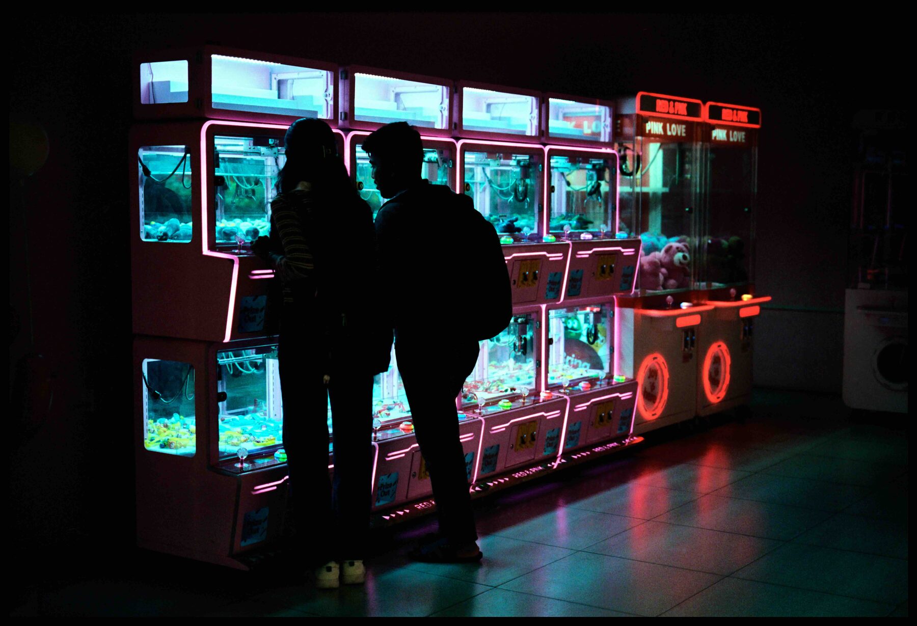 Colombo – zwei Silhouetten vor leuchtenden Spielautomaten