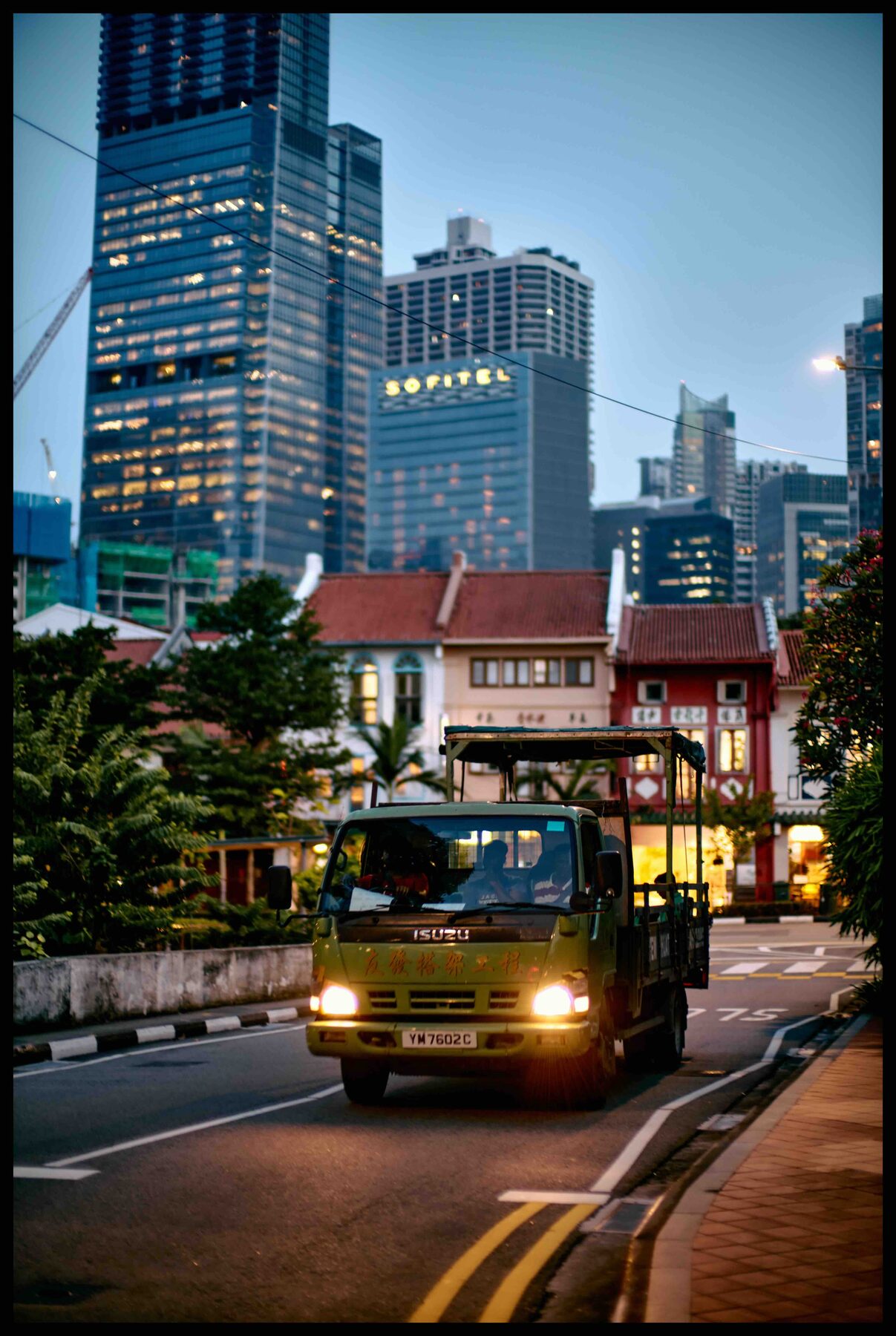 Singapur – Lastwagen vor Hochhäusern und bunten Shophouses